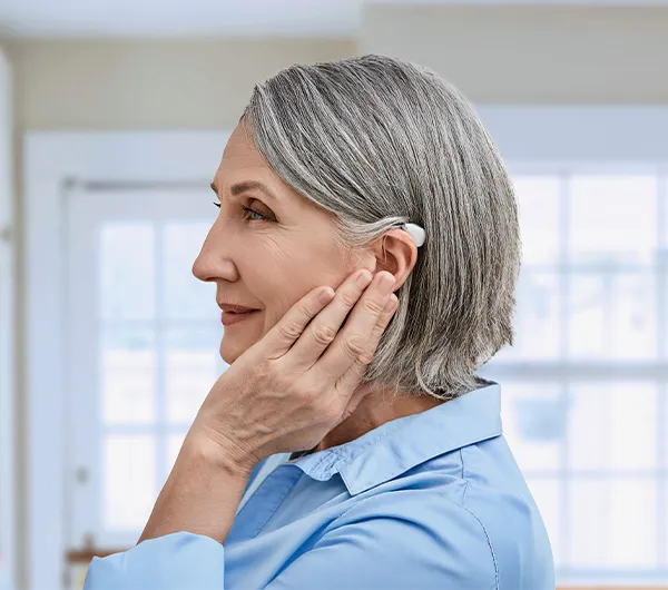 Kvinna med hörapparat